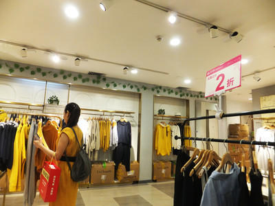 「红星新闻」半年关店两千家，总部大楼都要出租的拉夏贝尔怎么了？