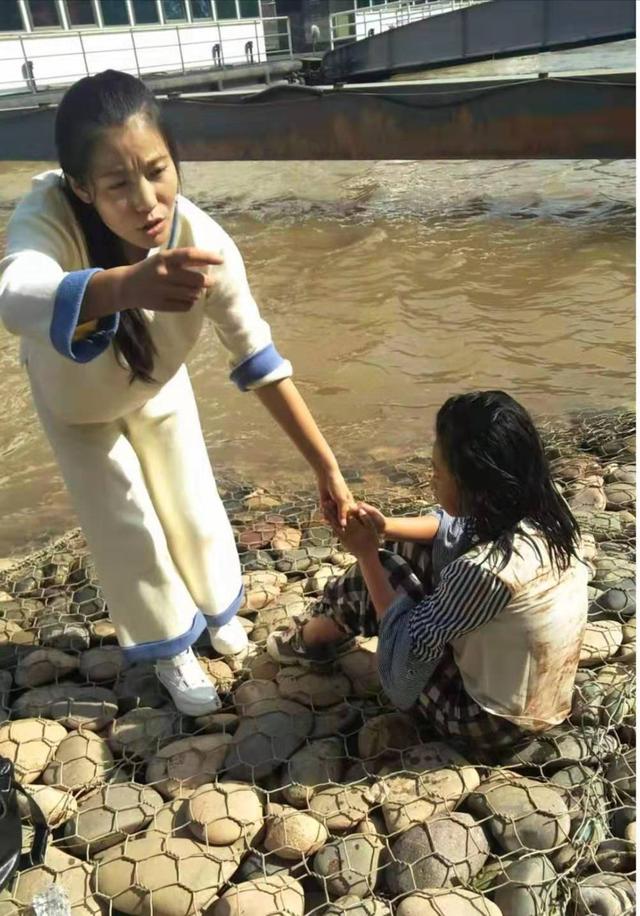 掌上兰州：勇救落水儿童 甘肃卫生职业学院的这个女生好样的