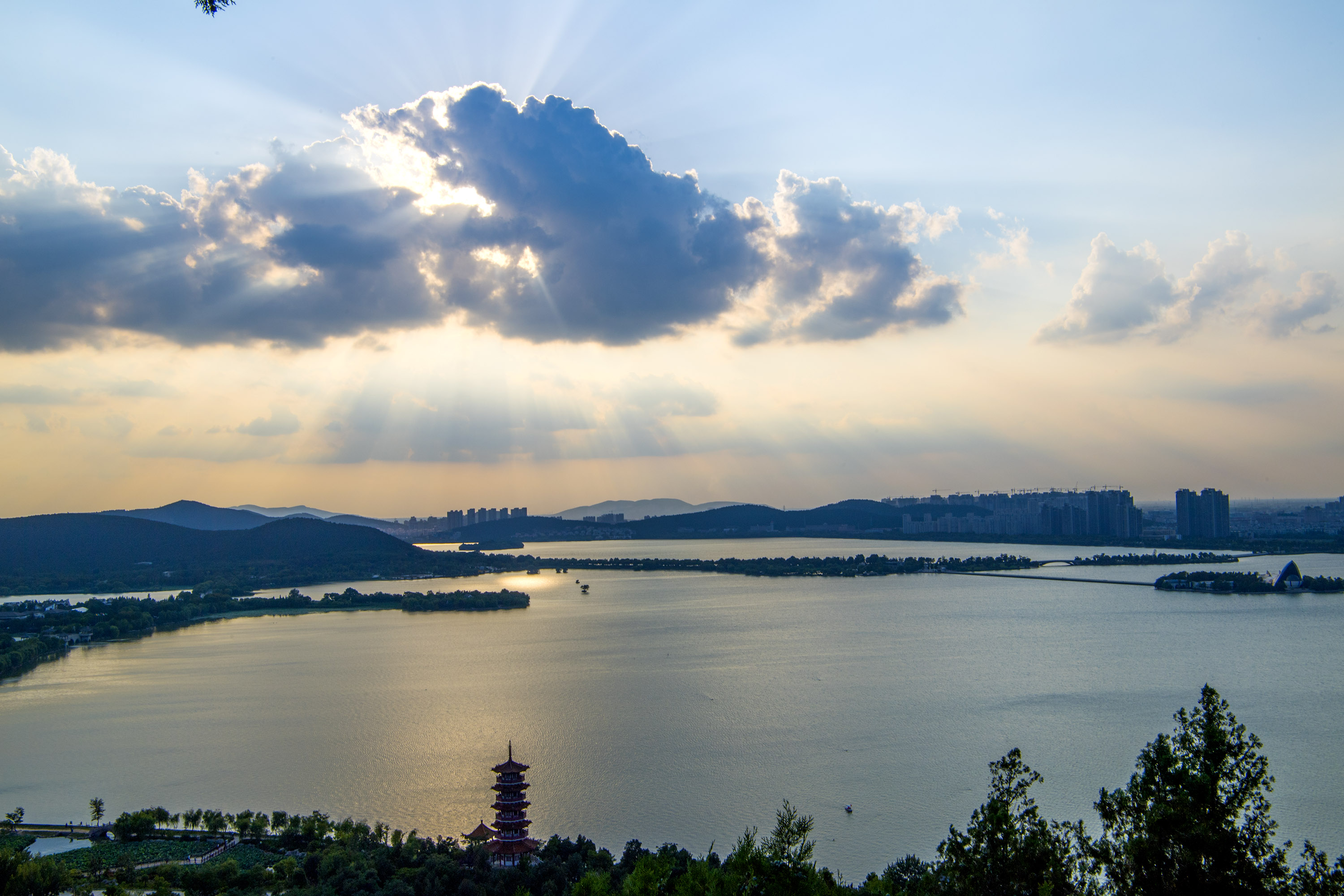 微山湖千岛湿地:国家4a级旅游景区,位于徐州沛县域内.