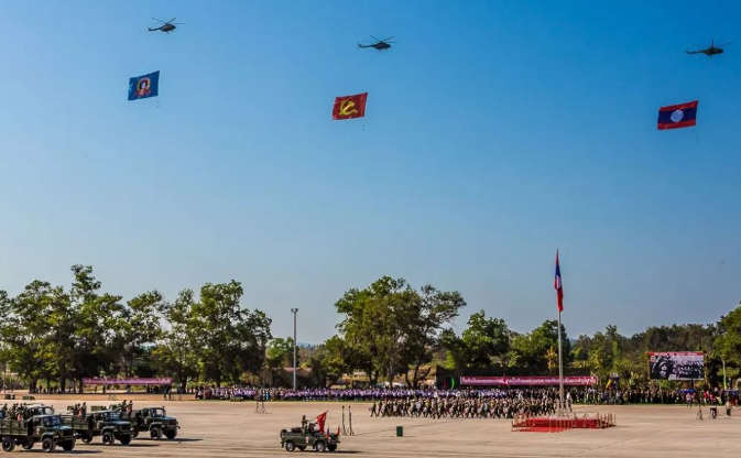 老挝阅兵仪式受阅士兵精神抖擞武器阵容强大