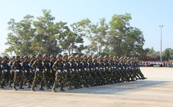 老挝阅兵仪式受阅士兵精神抖擞武器阵容强大