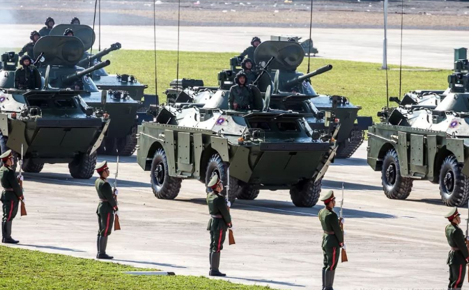 老挝阅兵仪式受阅士兵精神抖擞武器阵容强大