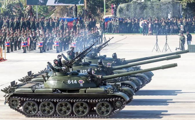 老挝阅兵仪式受阅士兵精神抖擞武器阵容强大