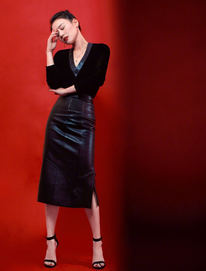 马思纯终于瘦了!穿v领上衣配黑色皮裙显蛮腰,好身材瞒不住了