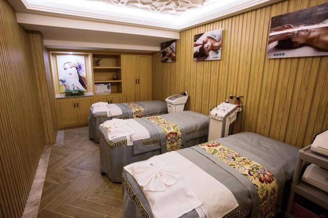 「海峡消费报」美容院体验按摩，男技师做法让人无法接受，女子：感觉被他侮辱了