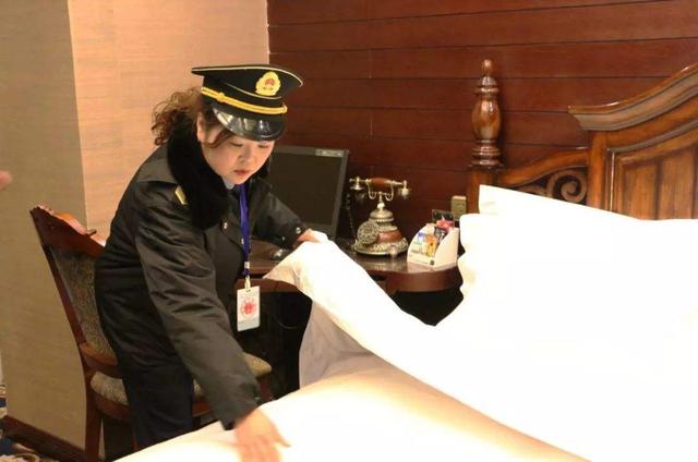 「海峡消费报」女子外出住酒店，第二天察觉身体不舒服，负责人：拿出证据赔10万