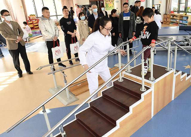 生活报：北京市儿童福利院开放日：孤弃儿童找到温暖的家