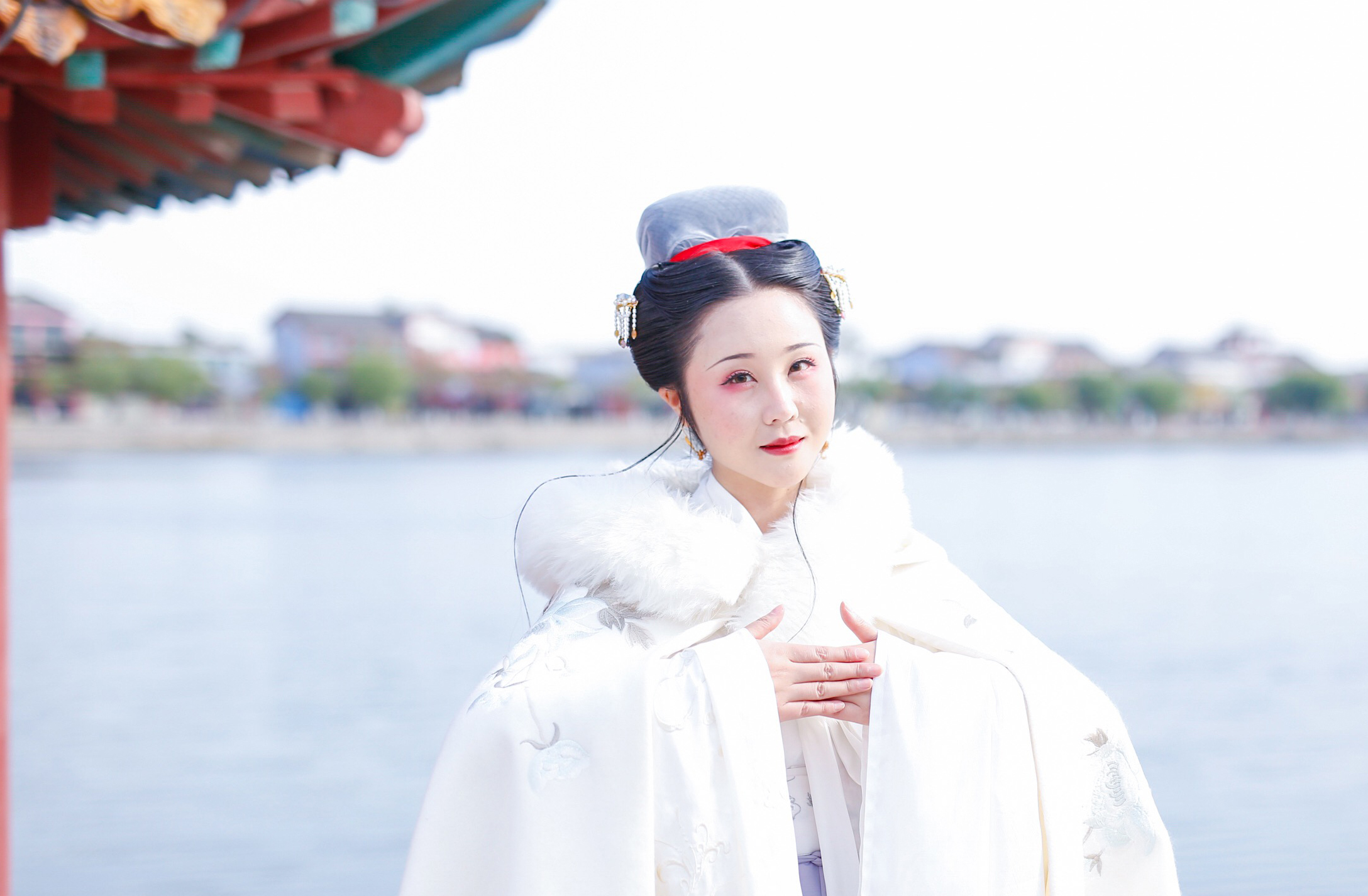 "小姐""公子"换上精致华服 开封穿越回古代