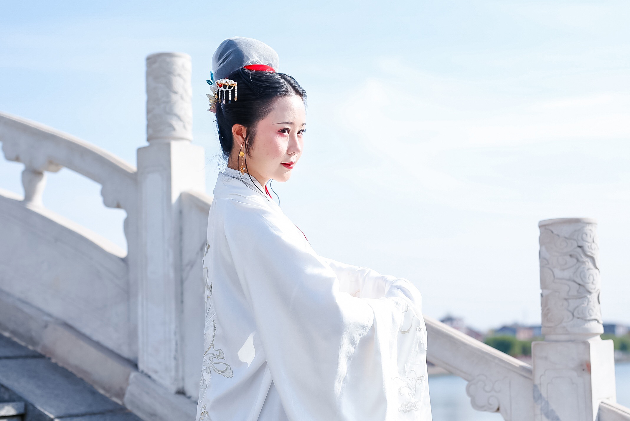 "小姐""公子"换上精致华服 开封穿越回古代