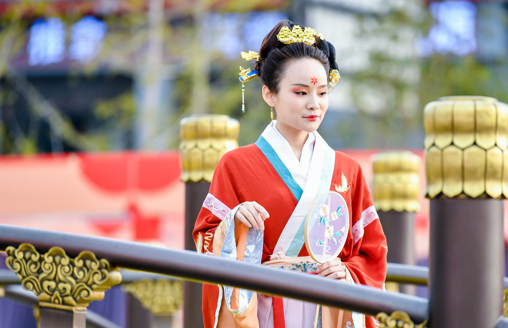 "小姐""公子"换上精致华服 开封穿越回古代