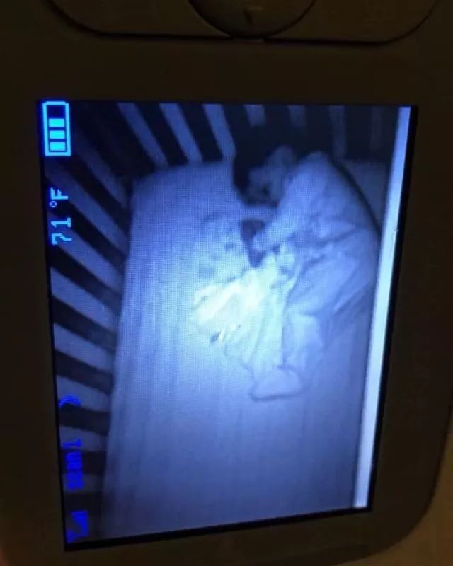 环球时报：透过婴儿监视器，她看见孩子身边躺着一个“鬼娃娃”