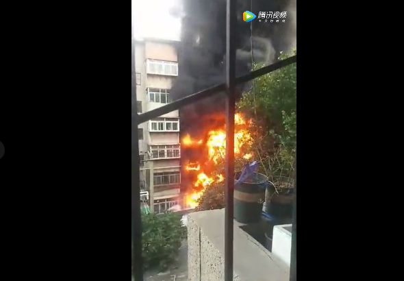 襄阳网@很多楼道都有！2分钟连续爆炸30多次！视频疯传！