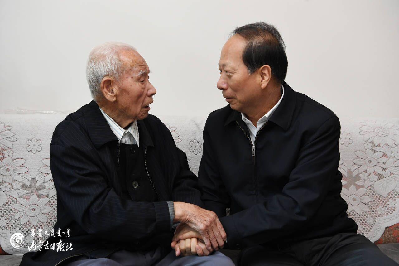 在何耀家,得知老人的生活起居都由几个子女悉心照料,石泰峰说,老同志