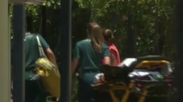 环球时报：澳洲11岁女孩刺伤老师，警方用电击枪将其制服