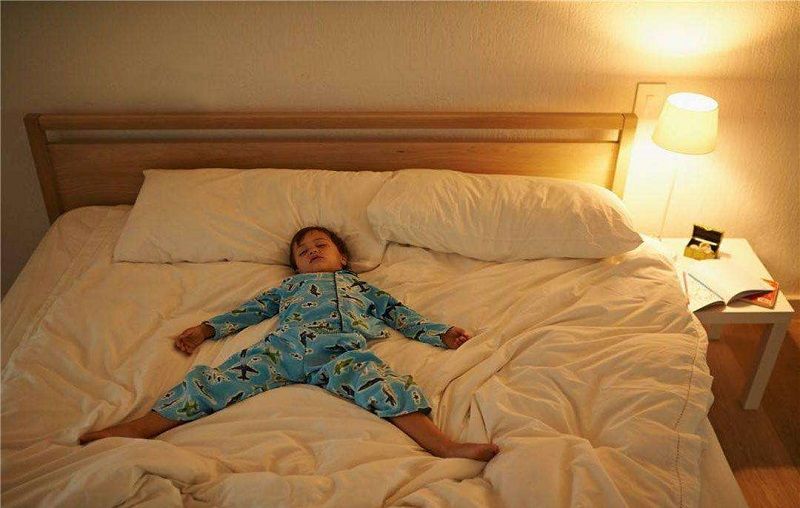 为啥孩子半夜老是蹬被子除了觉得热这些原因妈妈很容易忽略
