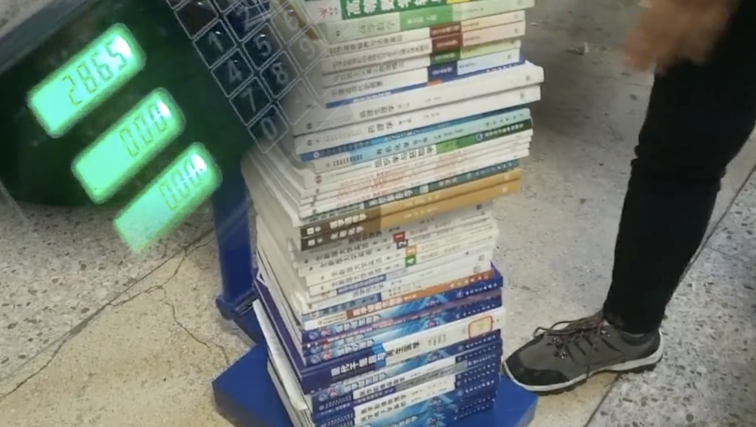 医学生晒2年课本重56斤每本都是重点都要背
