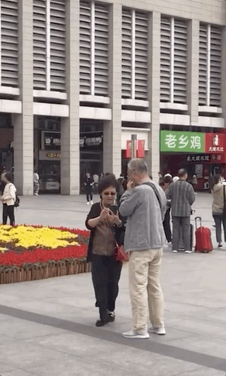 「视觉志」在这个出轨横行的世界，羡慕牵手就脸红的年代
