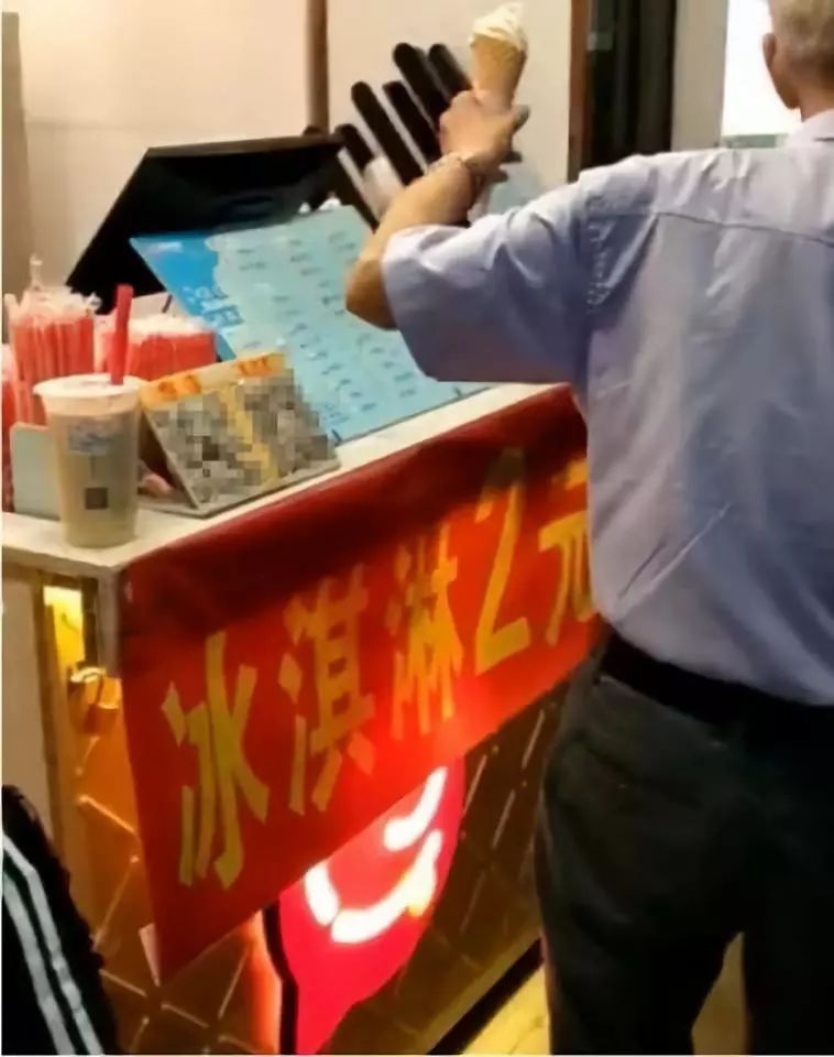 「视觉志」在这个出轨横行的世界，羡慕牵手就脸红的年代