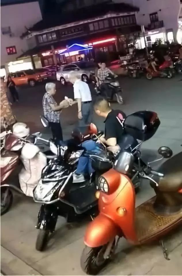 「视觉志」在这个出轨横行的世界，羡慕牵手就脸红的年代