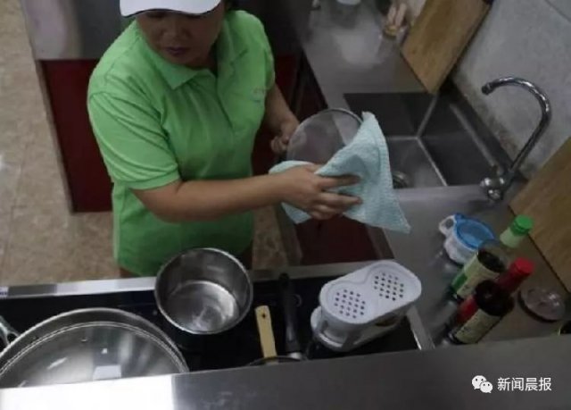 【半岛晨报】保姆不顺心就翻脸，雇主外出要请假……保姆反“仆”为“主”了？