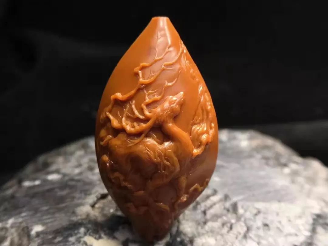 核雕作品《薄意麋鹿》,布局巧妙,以树枝为背景,鹿角掩于下,留白的设计