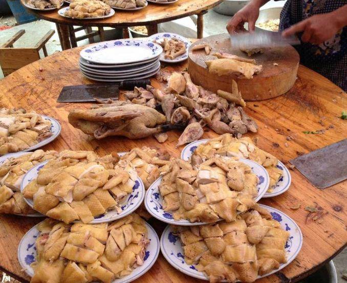 农村酒席肉食很多,大盘子大碗一次吃个饱,让人羡慕极了