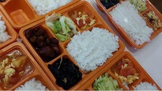 海峡消费报■多名熊孩子趁外卖小哥上楼送餐时偷外卖，监控全程拍下！