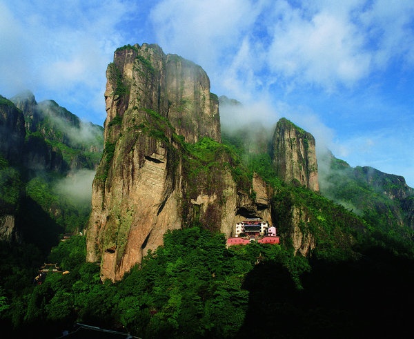 西湖的湖體輪廓呈近橢圓形,湖底部較為平坦,西湖有100多處公園景點,有