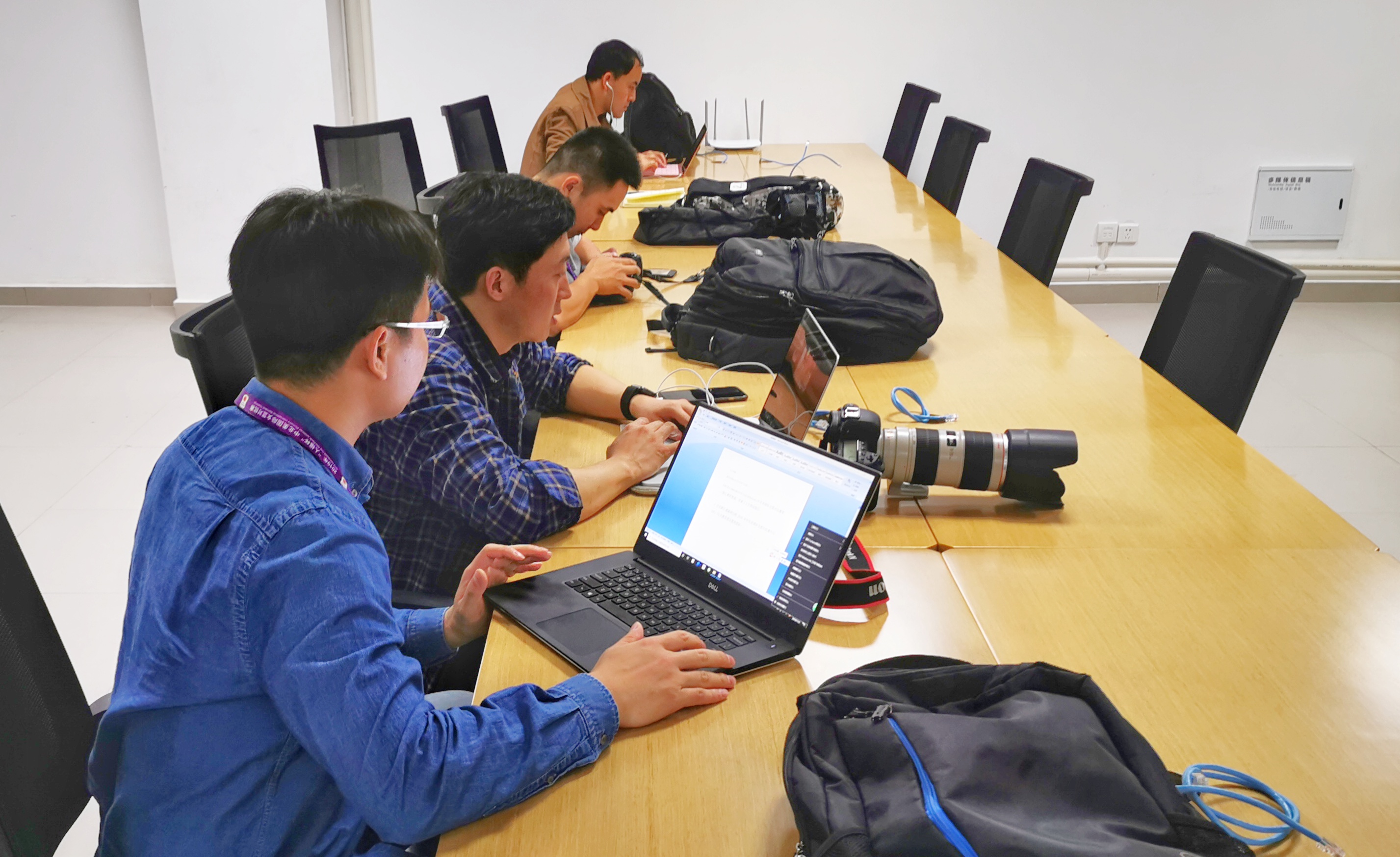 新华社记者正在工作准备