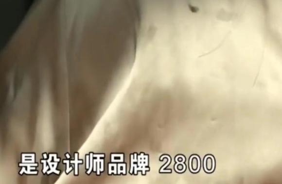 海峡消费报■外卖点粥喝出虫子，女子想让老板吃下索赔5000块，谁知被泼一身粥