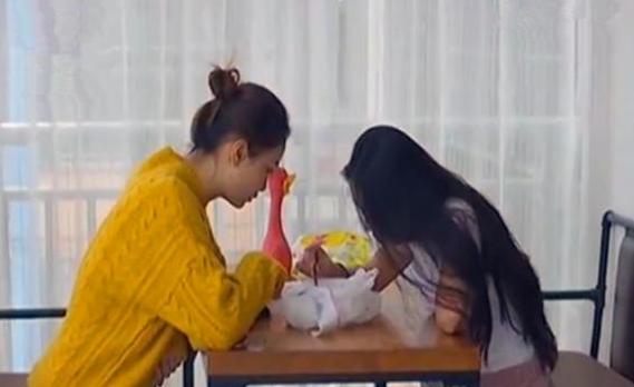 海峡消费报■外卖点粥喝出虫子，女子想让老板吃下索赔5000块，谁知被泼一身粥