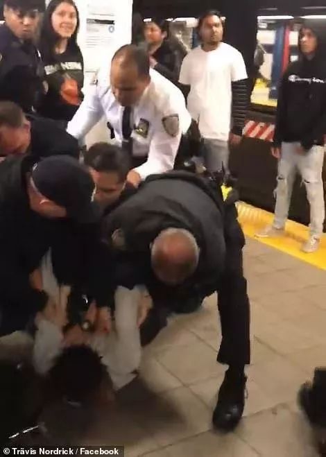 环球时报■轮到纽约地铁了，这场面，似曾相识……