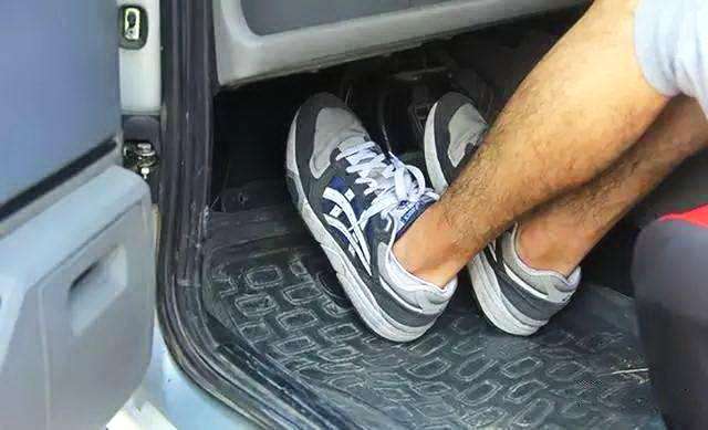 开车时每一次踩刹车是不是都要踩离合