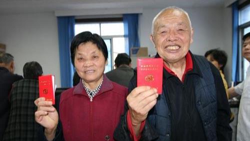 #中国质量万里行#2019年下半年2类人可领养老金了 每月最少1800元 待遇不比城市差