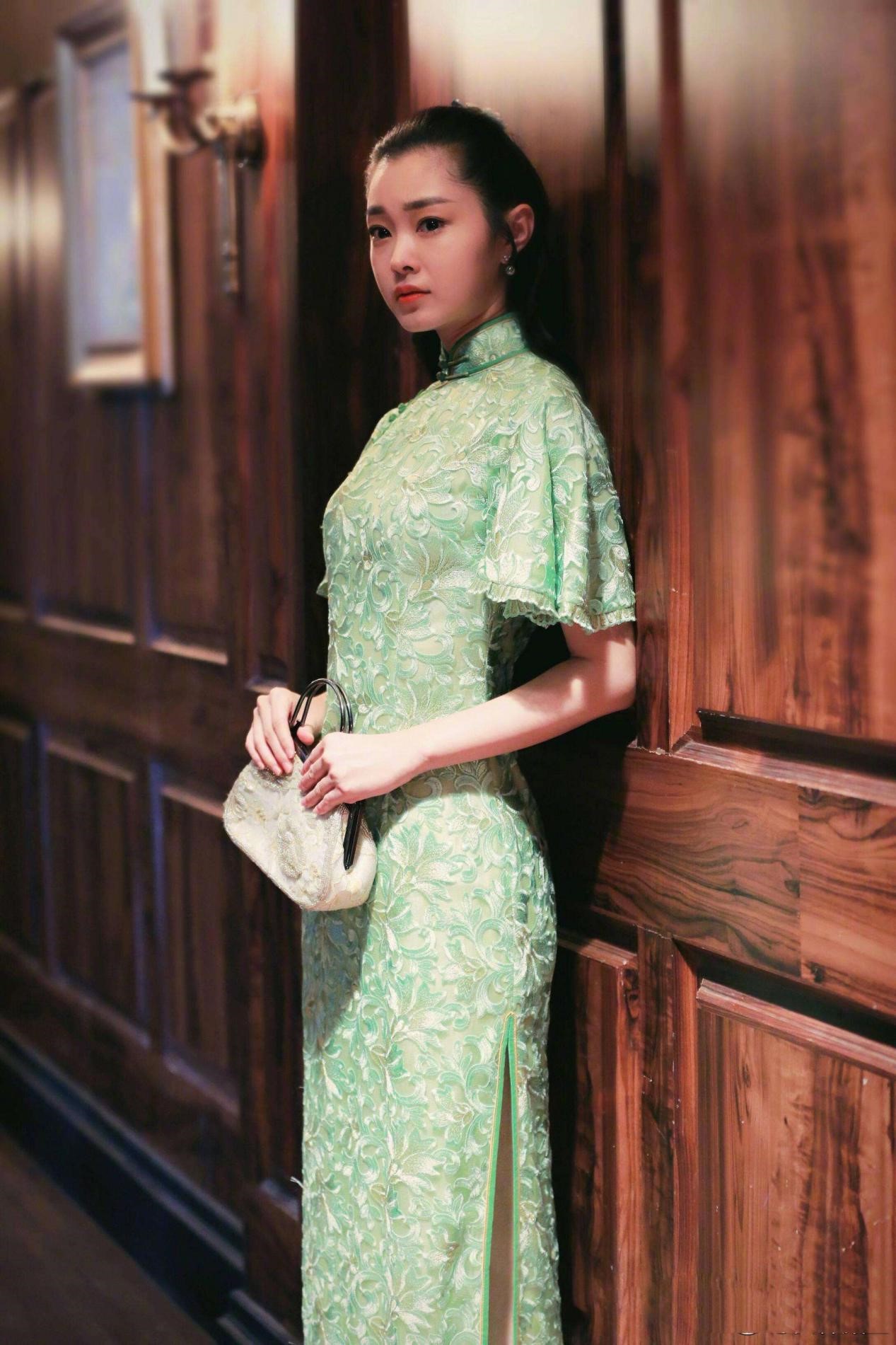 朱亚文怕是拯救了银河系!沈佳妮旗袍造型超惊艳,领衔东方古典美