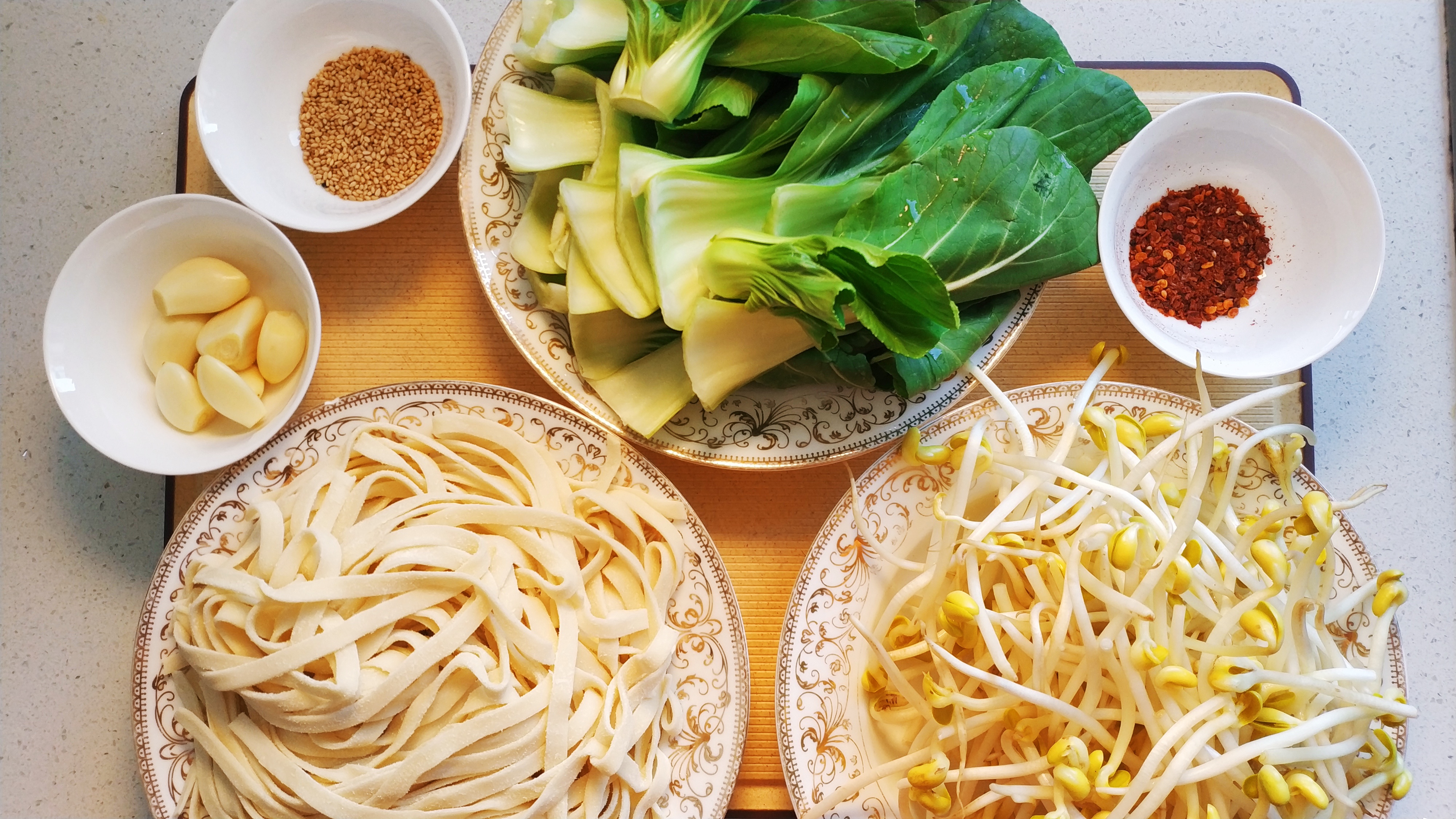 油泼面还是自己做好吃,记住这2点,香辣解馋,不油腻还好吃