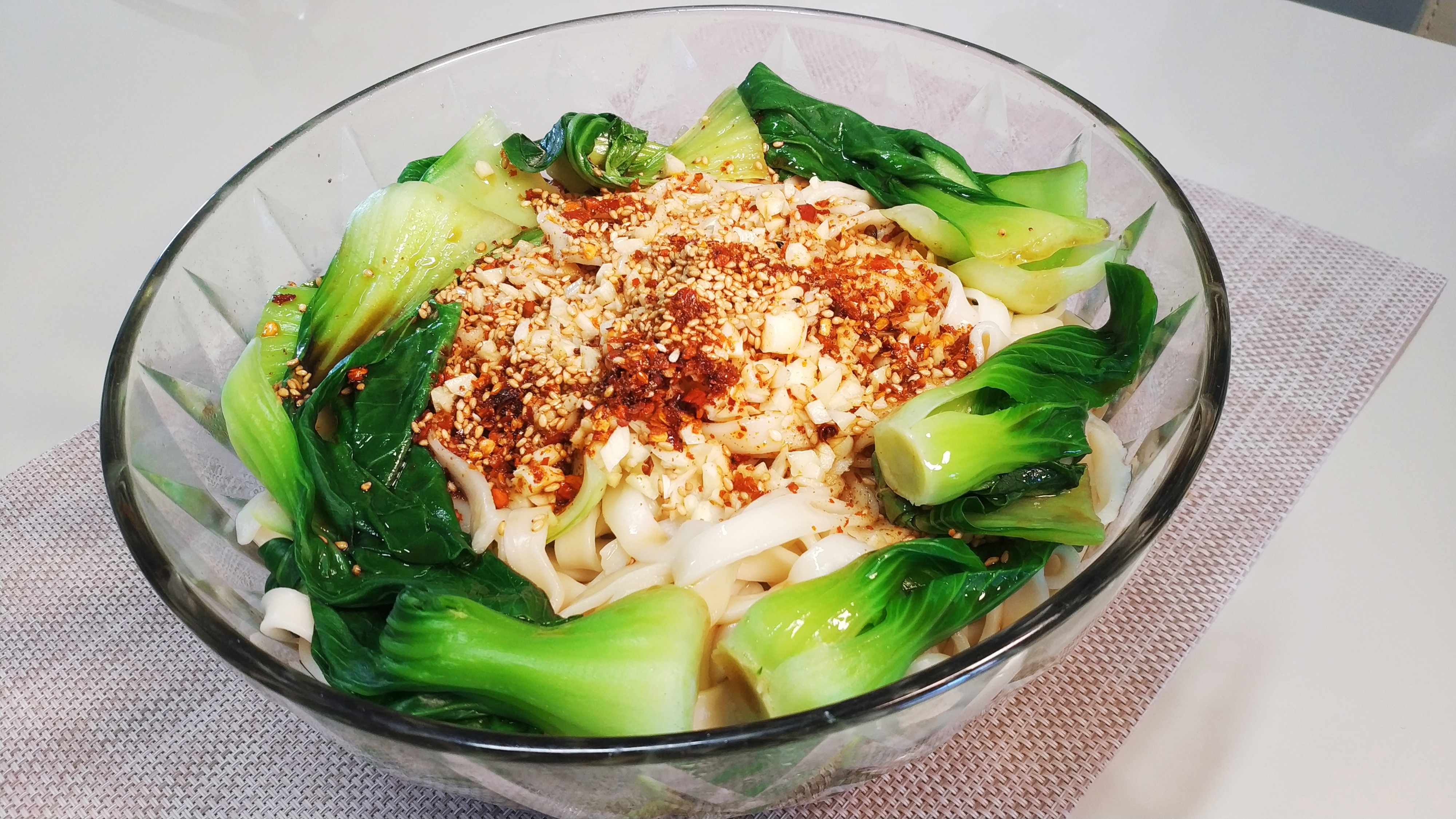 好了,我们这个家常油泼面完成,香辣好吃,吃一口停不下,越吃越想吃