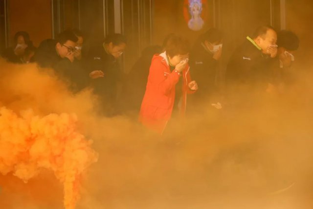 「半岛晨报」惊呆！火场逃生“湿毛巾捂口鼻”过时了，网友：被误导了好多年！