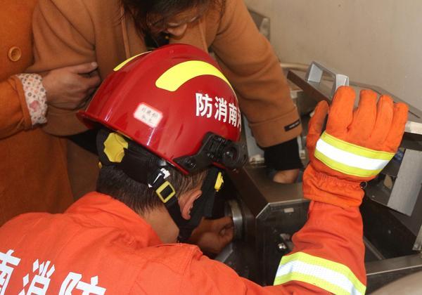 #大河客户端#血肉模糊！又见绞肉机“咬人”，一定要规范操作