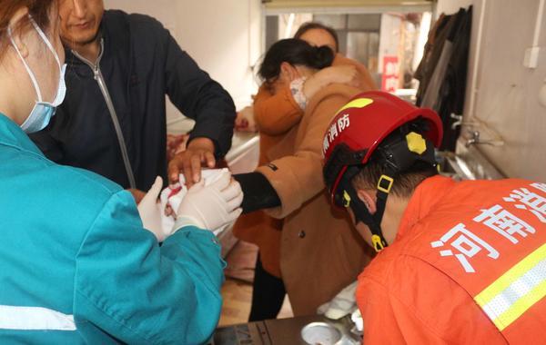 #大河客户端#血肉模糊！又见绞肉机“咬人”，一定要规范操作