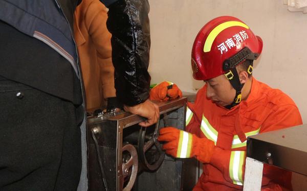 #大河客户端#血肉模糊！又见绞肉机“咬人”，一定要规范操作