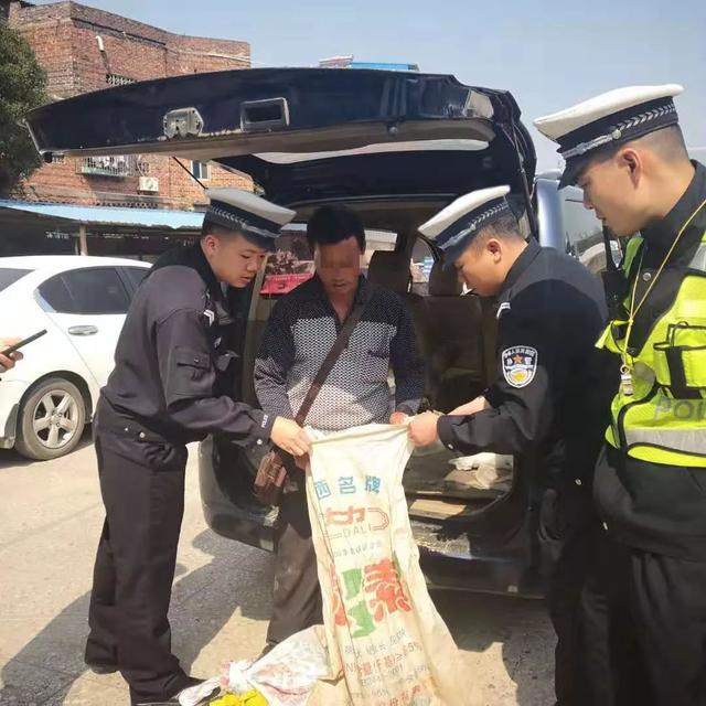 「南国今报」小客车内藏着“动物园”交警打开车门后惊呆了……