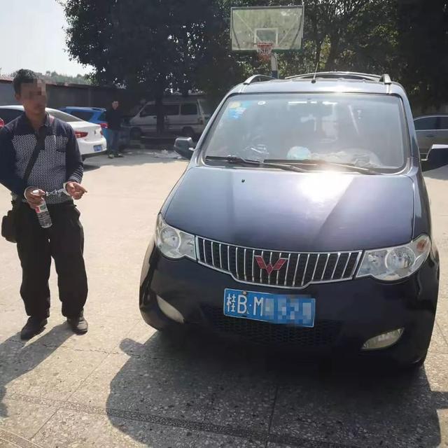 「南国今报」小客车内藏着“动物园”交警打开车门后惊呆了……
