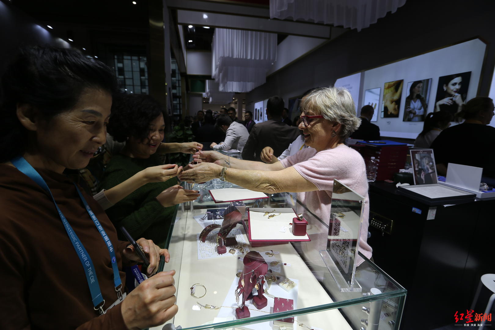 「红星新闻」进博会上50万神秘买手，正在帮你全球“种草”