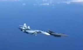 「中国小康网」F16正要轰炸库尔德总部，驾驶舱外出现白烟，飞行员被迫返航