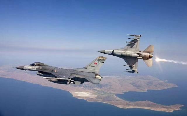 「中国小康网」F16正要轰炸库尔德总部，驾驶舱外出现白烟，飞行员被迫返航