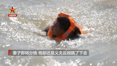 「环球时报」这就是一等功臣！风浪中无惧生死救回可能将沉没两栖战车