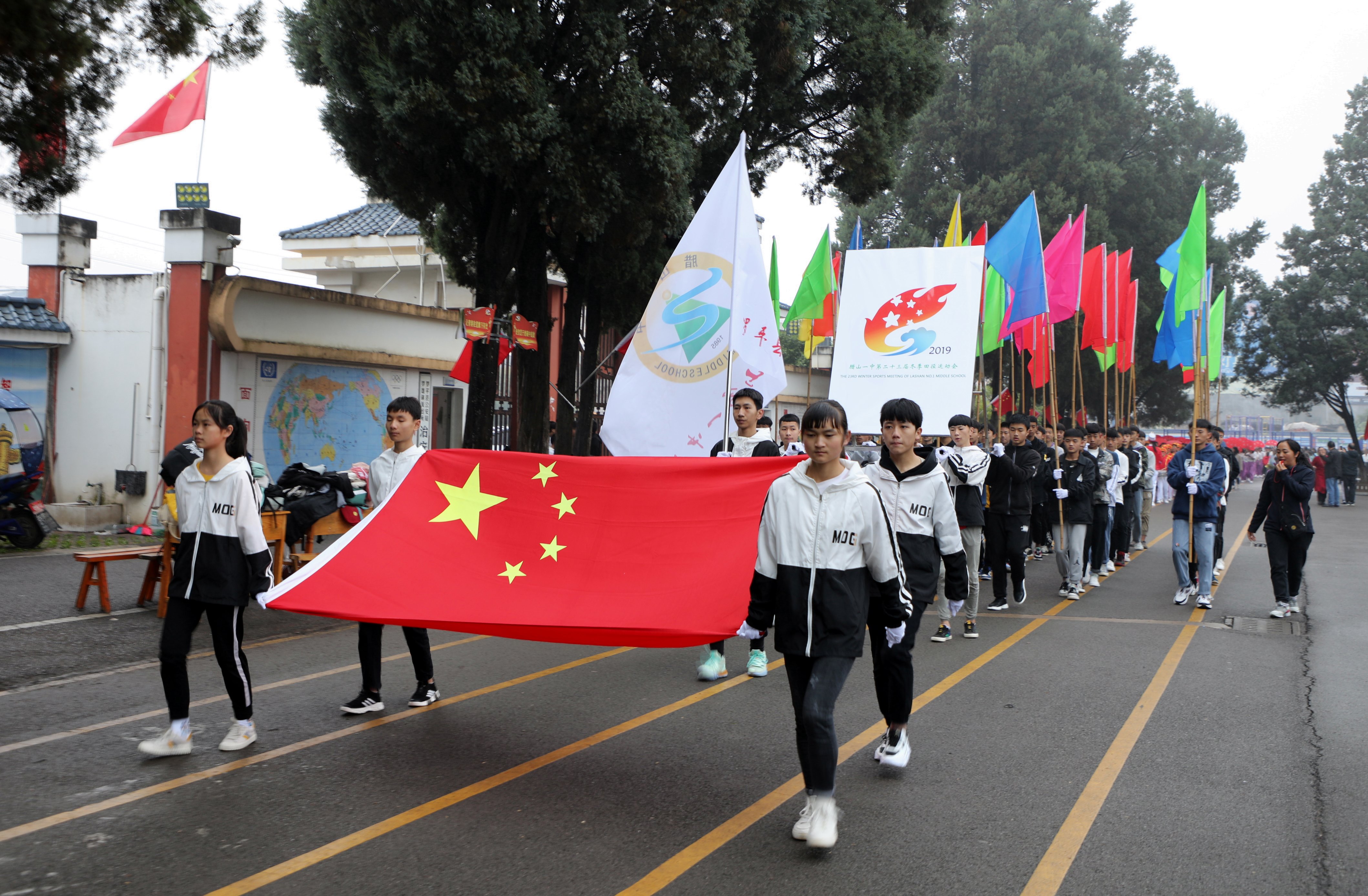 罗平腊山一中举行体育艺术节2000余名师生参加