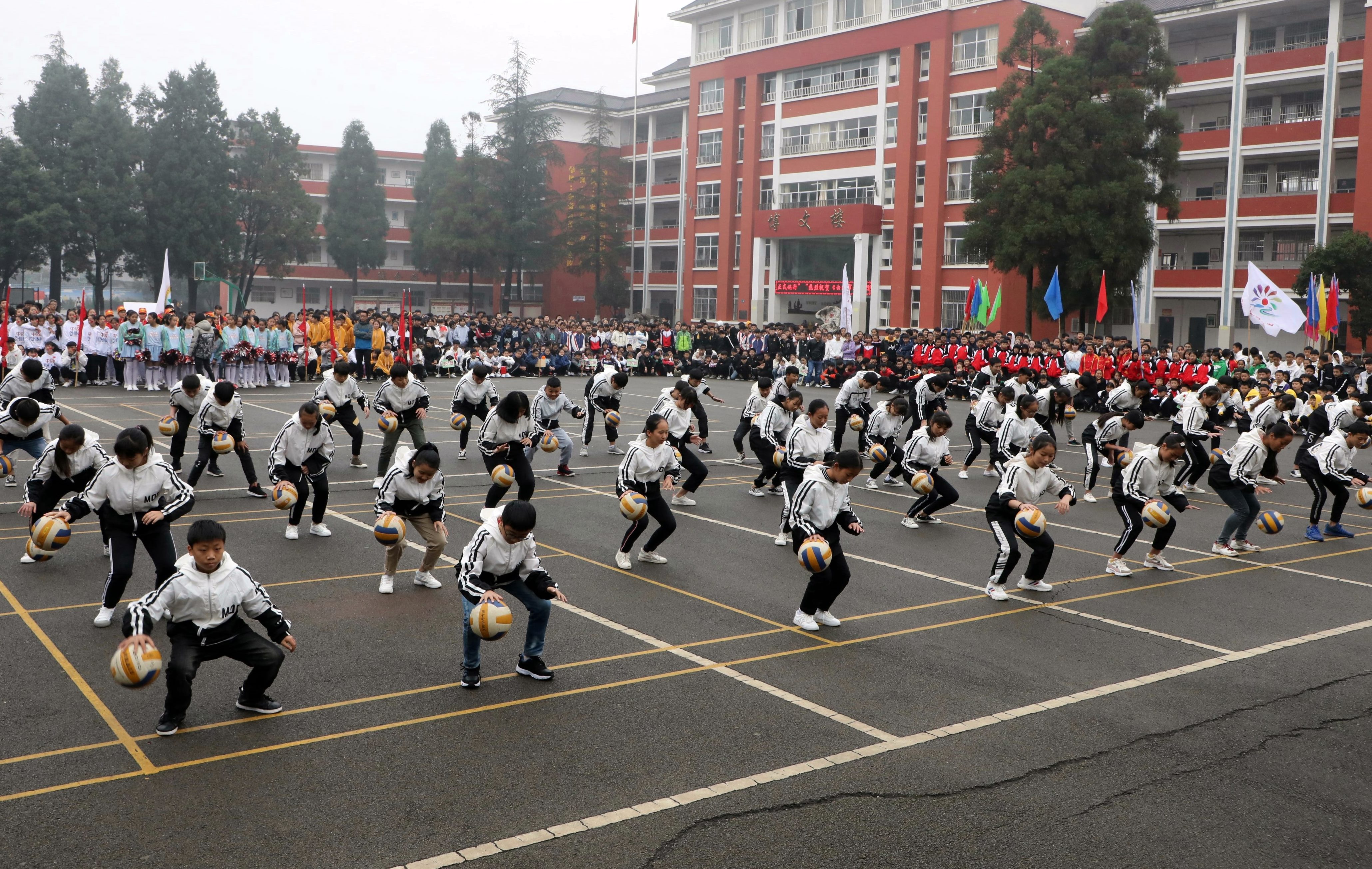 罗平腊山一中举行体育艺术节2000余名师生参加