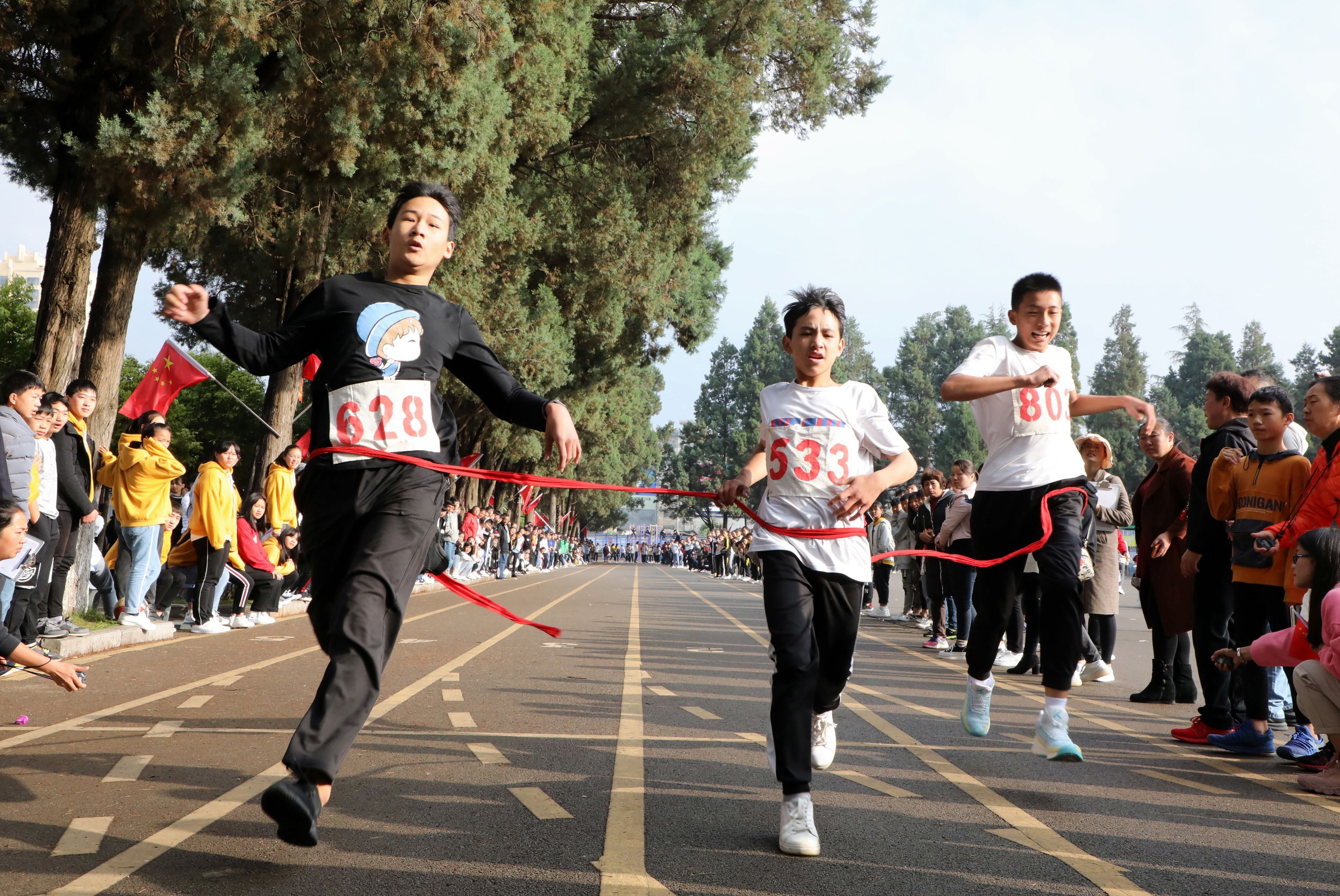 罗平腊山一中举行体育艺术节2000余名师生参加